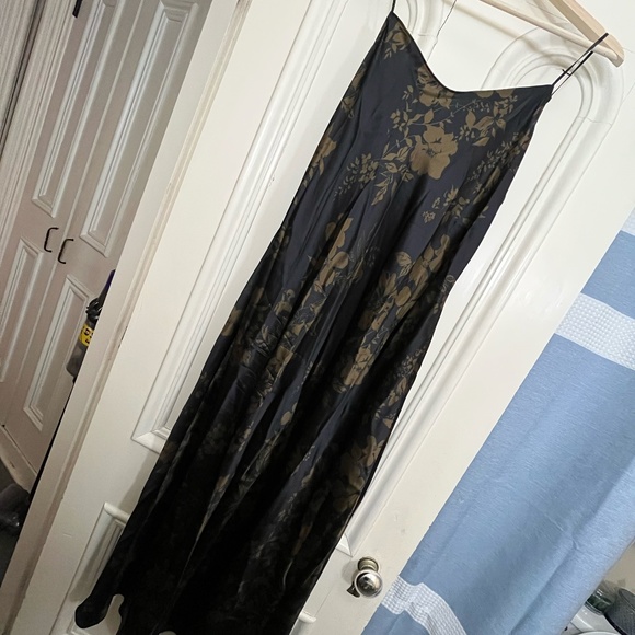 REFORMATION PARMA SILK DRESS - NIGHT GARDEN - SIZE LARGE - Picture 4 of 9